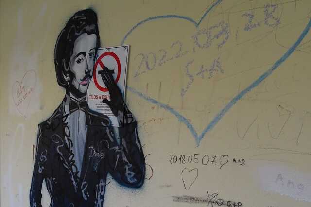 Petőfi-graffiti Pápa belvárosában