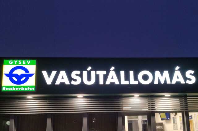 Új felirat a répcelaki vasútállomáson