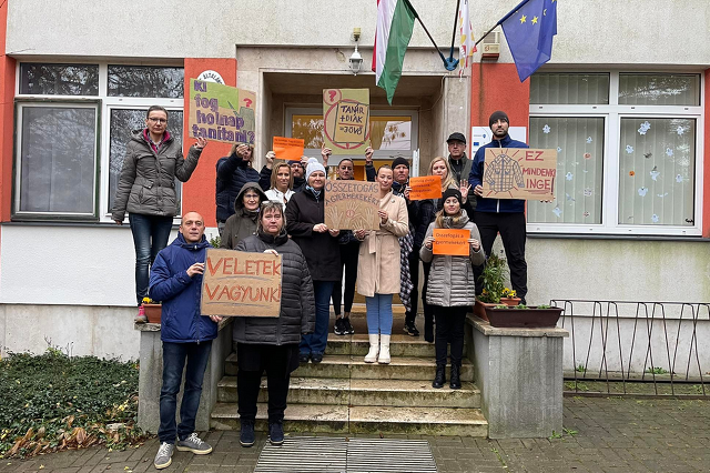 Demonstráció a répcelaki Móra Ferenc Általános Iskola előtt
