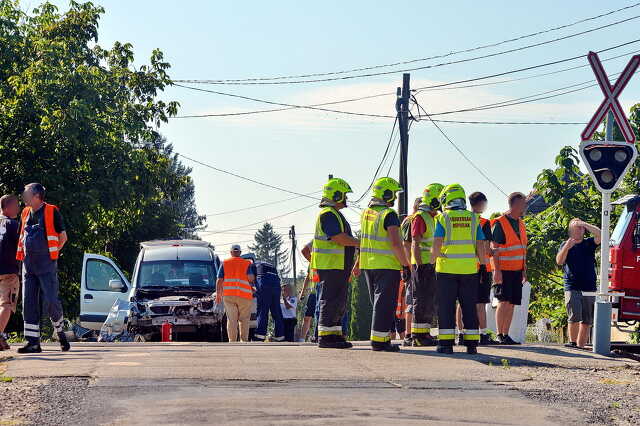 Piros jelzés ellenére hajtott be az átkelőbe a Renault