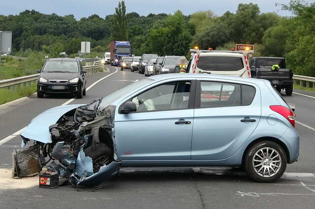 Hyundai kanyarodott Audi elé a 86-os főúton Körmendnél - Mercedes csúszott Nissan hátuljába Balogunyomnál