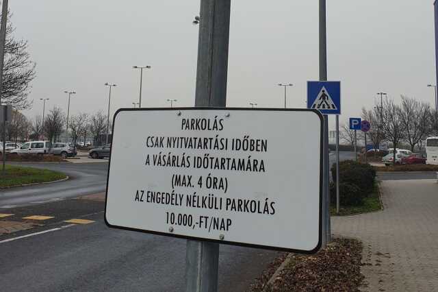 Tesco melletti parkolás
