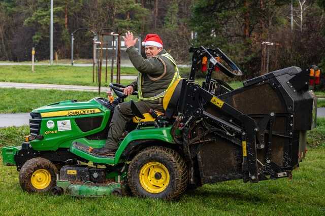 Mikulás nyírta a füvet Szombathelyen
