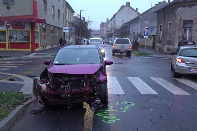 Renault teherautó hajtott Toyota elé Szombathelyen