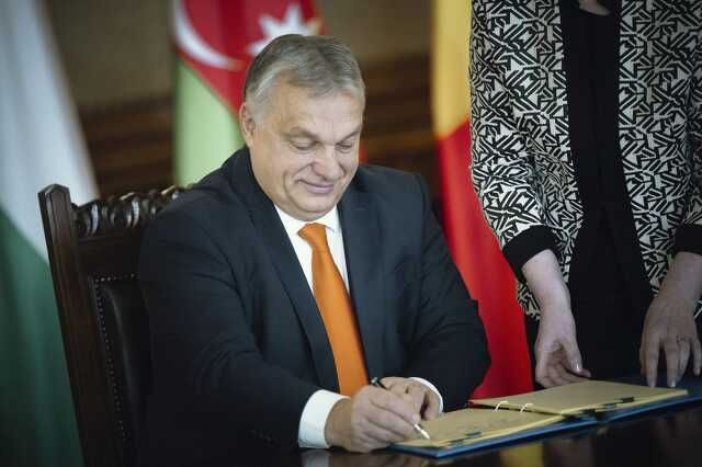 Orbán Viktor aláír