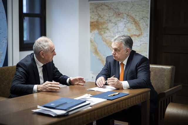 Orbán Viktor kormányfő és Szita Károly, a Megyei Jogú Városok Szövetségének (MJVSZ) elnöke, Kaposvár polgármestere