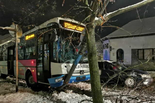 Busz oldalába hajtott egy Ford Szombathelyen - villanyoszlopot döntött a Credo autóbusz