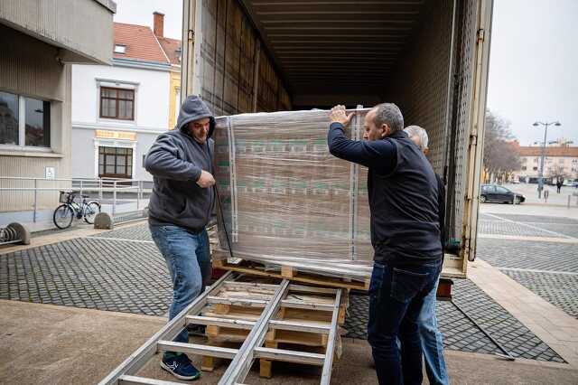 Izzók kipakolása a városházán