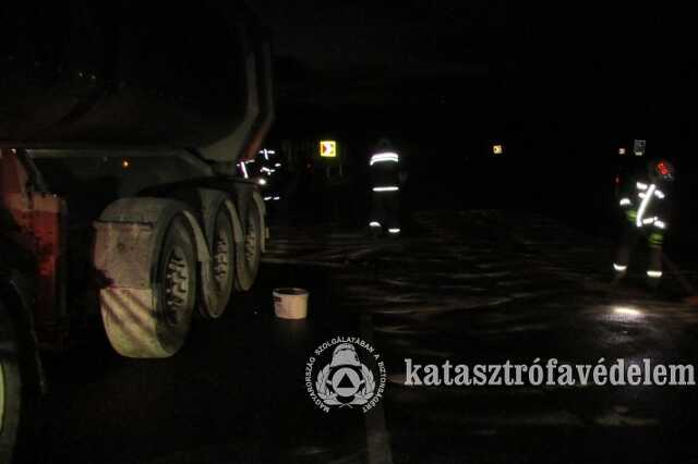 Megcsúszott, megpördült és a szalagkorlátnak ütközött egy kamion a 76-oson