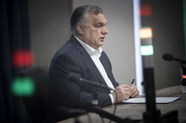 Orbán Viktor miniszterelnök interjút ad a Jó reggelt, Magyarország! című műsorban a Kossuth Rádió stúdiójában
