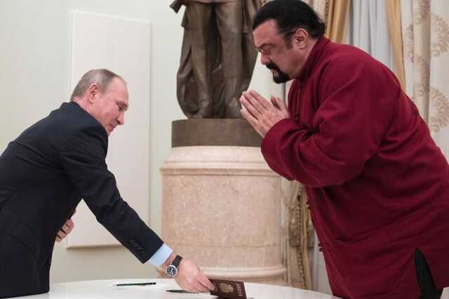Putyin kitünteti Steven Seagalt