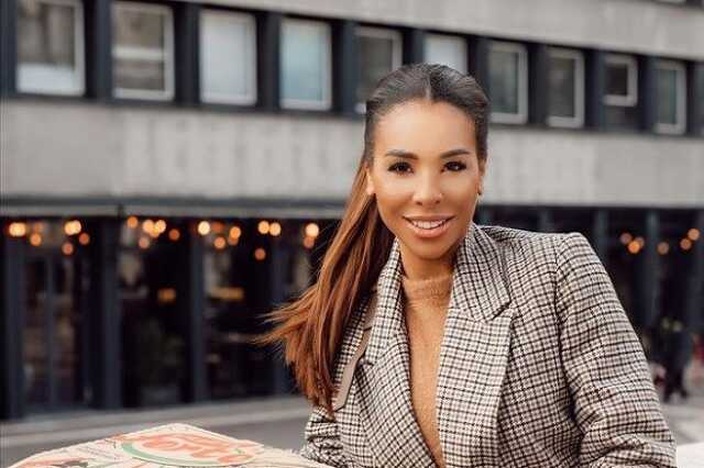 Tücsi, Aryee Claudia Dedei