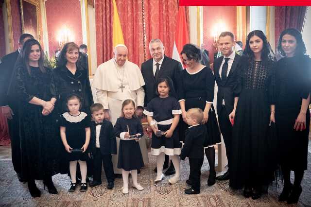 Orbán Viktor családja és a pápa