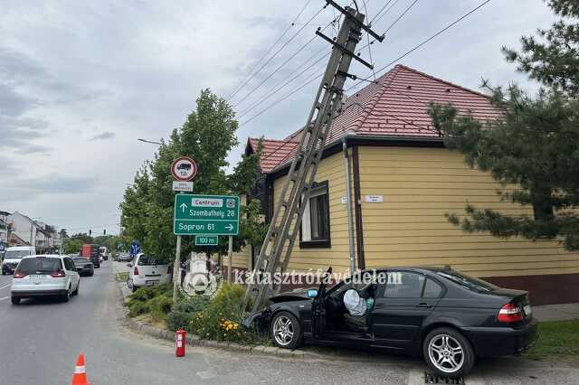 Villanyoszlopnak csapódott autó Sárváron