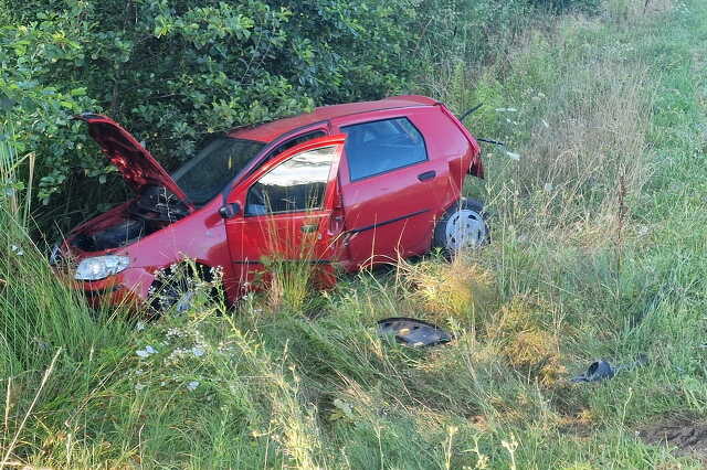 Kanyarodó Fiatot repített árokba egy Ford Nádasd közelében