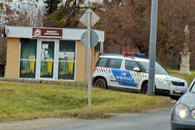 Rendőrök távoznak a betörés helyszínéről