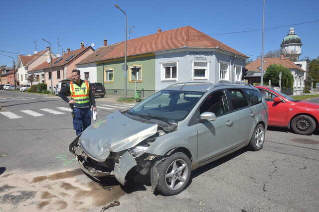 Nem vette észre a STOP-táblát a sofőr - Fiat oldalába hajtott Ford