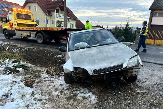 Pályaelhagyásos baleset Sorokpolányban Fotó: Varga Virág
