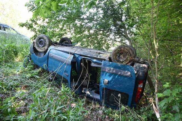 Elaludt a sofőr a volánnál - fák közé hajtott egy Renault a 8-as főúton, Hosszúperesztegnél