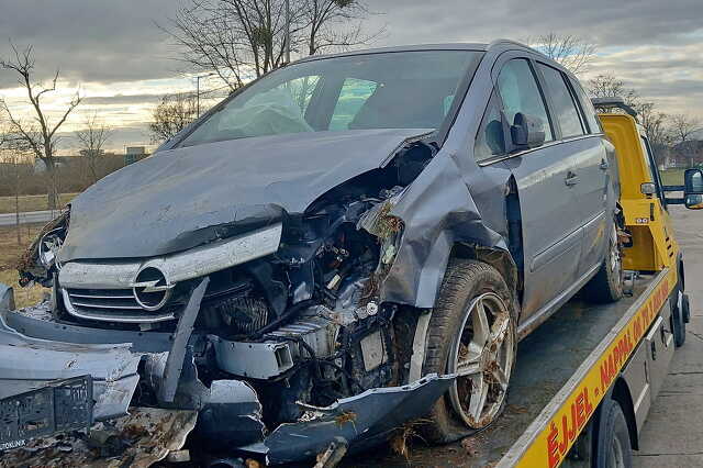 Életveszélyesen megsérült az övet maga mögött bekötő sofőr - betonáteresznek csapódott egy Opel Kenyeri közelében