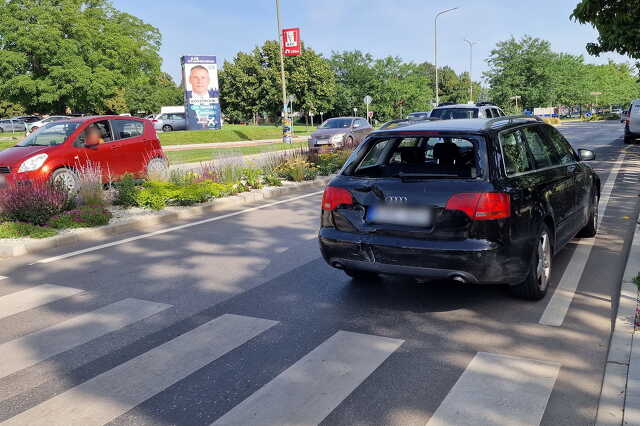 A Toyota rálökte a kijelölt gyalogátkelőhelyre a szabályosan megálló Audit