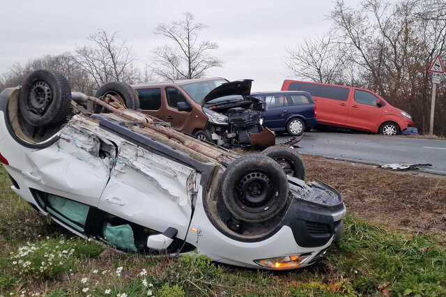 Négy autó ütközött a kőszegi egyenesben - teljes útlezárás a 87-es főúton