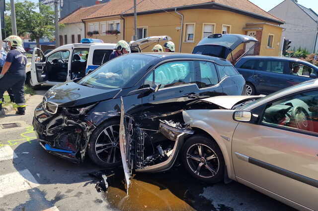 Telezöldnél kanyarodott egyenesen haladó BMW elé egy Renault Szombathelyen