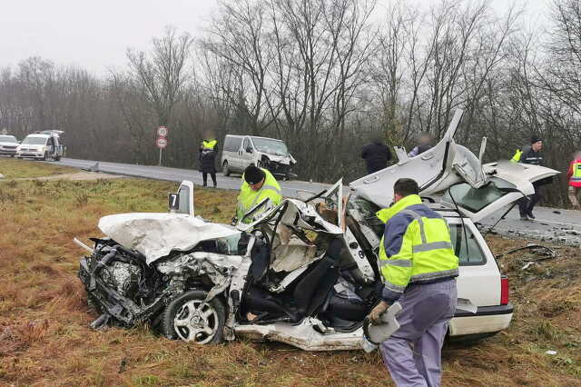 Meghalt a vétlen sofőr Vasszécsenynél - kanyarban csúszott át egy Opel furgon a 87-esen