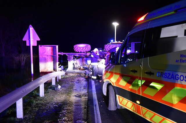 A traktor vezetője súlyos sérüléseket szenvedett a balesetben