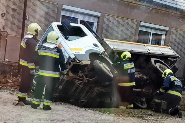 A bérelt Nissan az oldalára borulva állt meg Sárváron