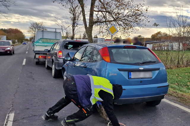 Összeakadtak az ütközéskor - egy Ford tolt Opelt egy Mercedes kisteherautó alá a 87-esen