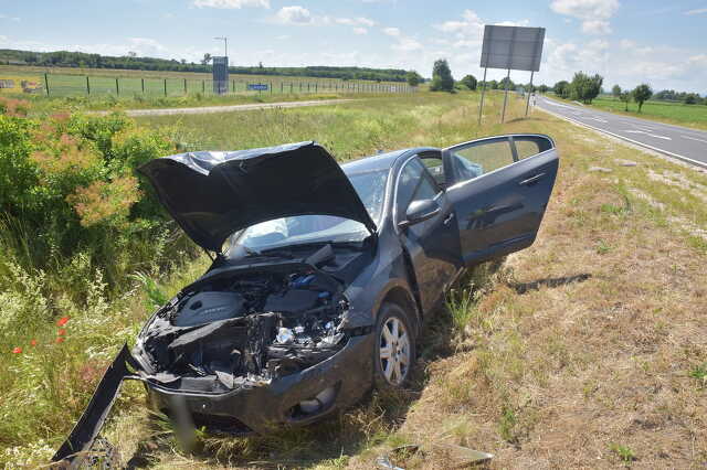 Volvo tolta össze a sort a 88-as főúton - árokba csapódott az okozó autója