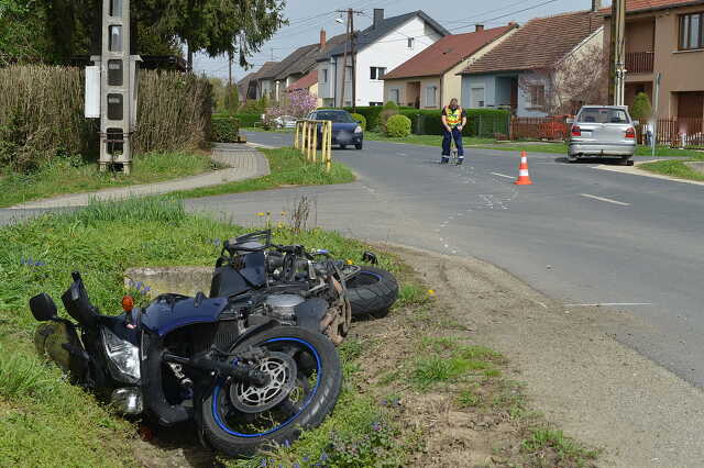 Főúton, kanyarban érkező Suzuki motor elé kanyarodott egy Skoda Gencsapátiban