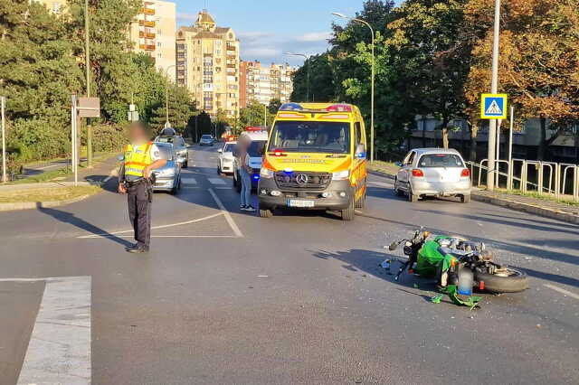 Kawasaki motor elé hajtott egy Toyota Szombathelyen - súlyosan megsérült a motoros