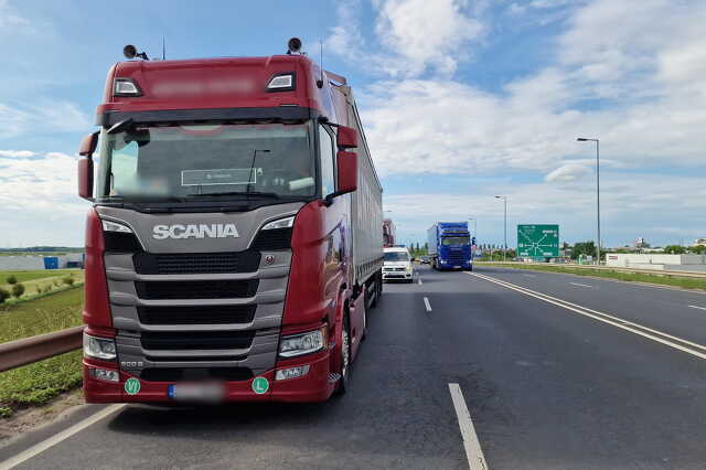 Audit lökött a körforgalomba egy Scania kamion Szombathely határában