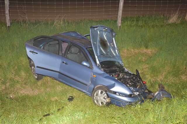 Vízelvezetőbe csapódott Fiat az M86-os autóúton