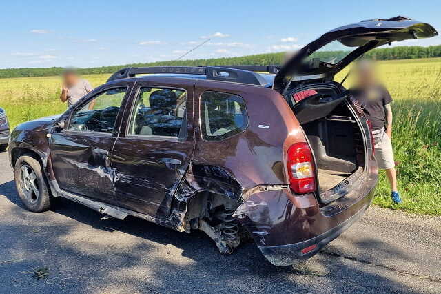 Leszakította a Dacia kerekét egy Peugeot furgon az érintőleges ütközésnél Kőszegpaty közelében