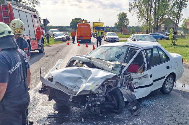 A John Deere vezetője mentette a helyzetet - Suzuki hajtott elé a 84-es főúton, Káld közelében