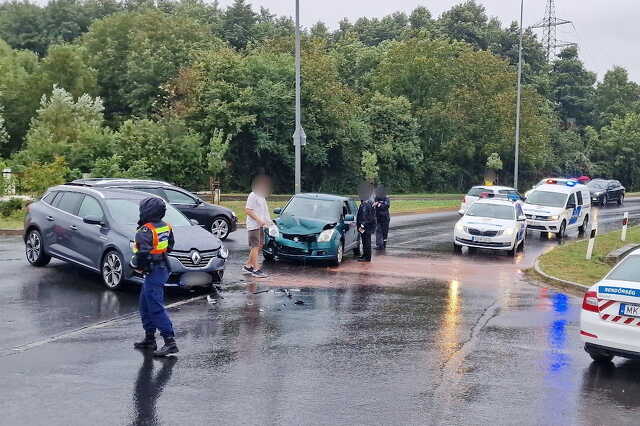 Jobbra indexelő, de egyenesen haladó Suzuki elé hajtott egy Renault Szombathelyen