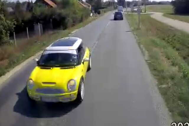 Áttért a szemközti sávba a Mini - az ütközés előtti pillanat Fotó: Dashcam