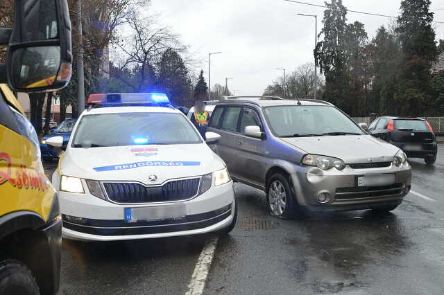 Megforduló Skoda rendőrautó ütközött Honda személyautóval Szombathelyen