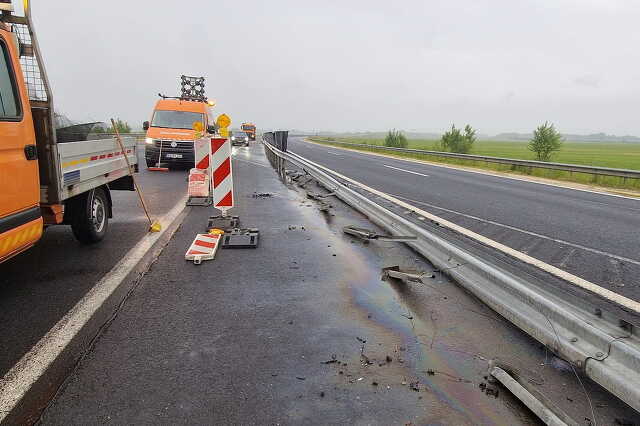 A jármű megrongálta a szalagkorlátot
