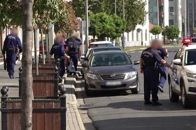 Védőmellényes rendőrök mentek be a fenyegetőző tiniért Szombathelyen - nem kapott pénzt anyagra