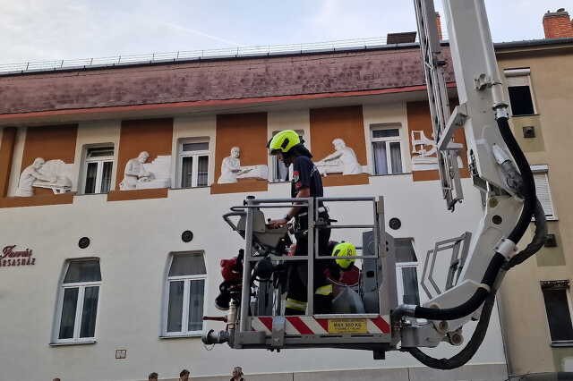 Magasból mentő jármű kosarából hárították el a balesetveszélyt