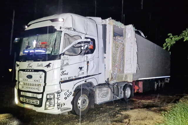 Érintőlegesen ütközött Ford és Mercedes kamion a 86-oson, Egyházasrádócnál - mirelit pékáru szóródott szét az úton