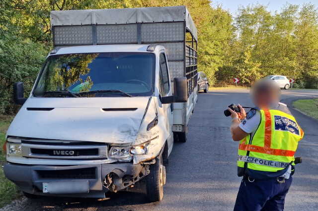 Bikákat szállító Iveco elé hajtott egy Dacia a 84-es főúton, a gércei elágazónál
