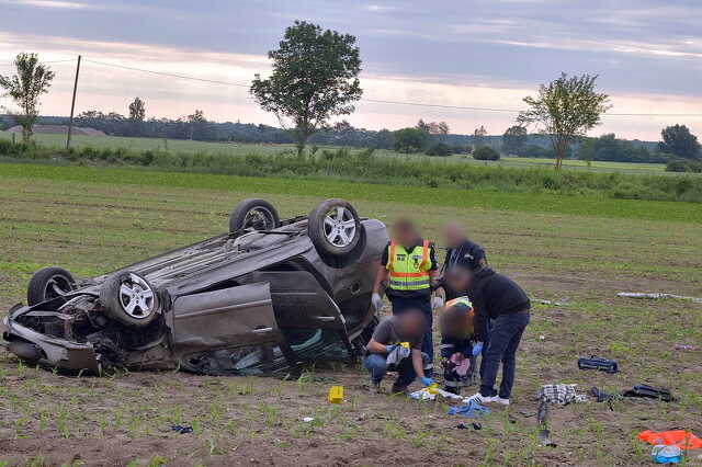Vizsgálják, ki vezette az autót a rábasömjéni balesetnél - Életveszélyesen megsérült a Peugeot-ból kirepült nő
