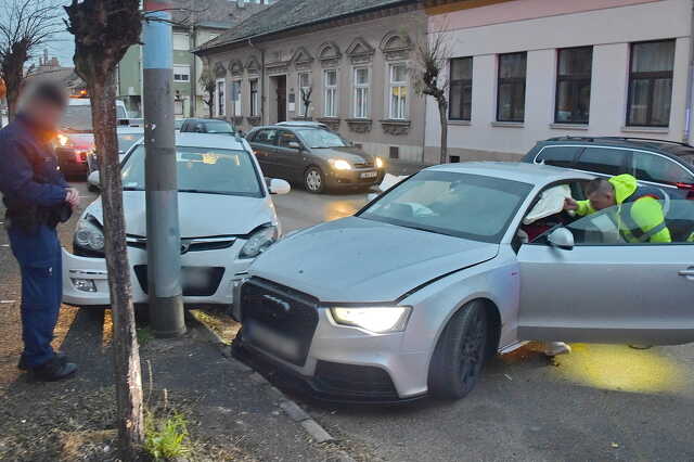 Oszlopnak tolta a parkoló Hyundait egy Audi Szombathelyen