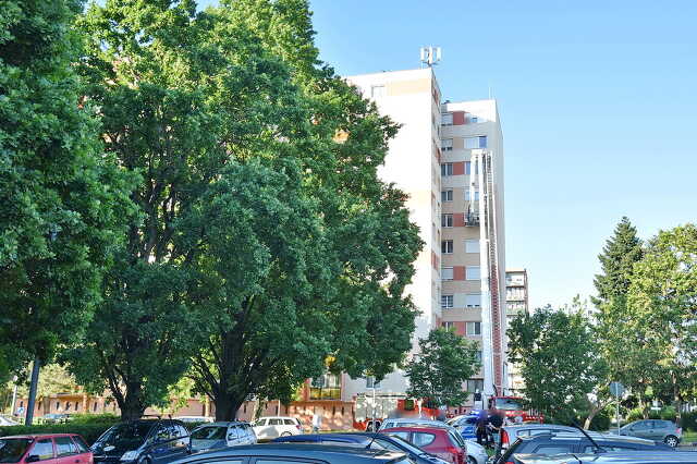 WC-tartályból folyt a víz - ablakon jutottak be a tűzoltók a 6. emeleti lakásba