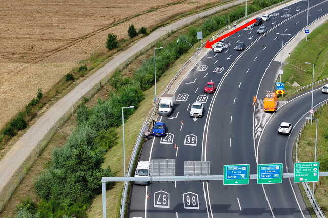 Szalagkorlátnak ütközött és villanyoszlopot döntött egy VW kisteherautó az M86-os kivezető szakaszán